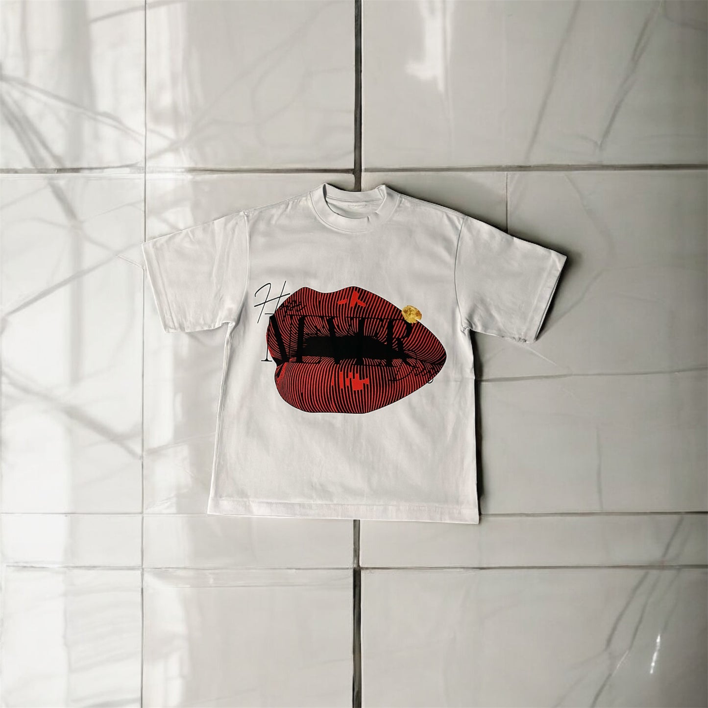 Red lips tee